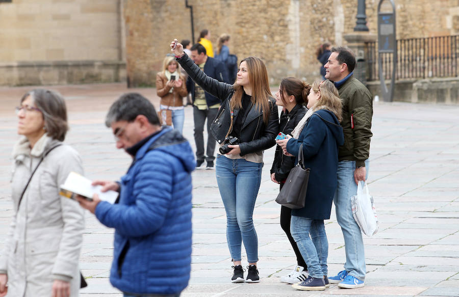 Viernes Santo de lleno turístico en Asturias pese a las nubes