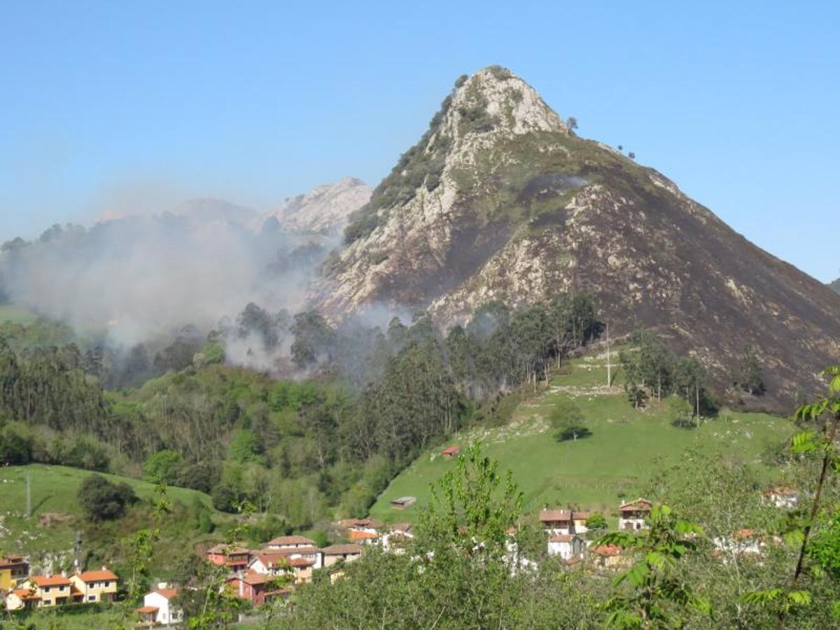 Fuego en el oriente asturiano.