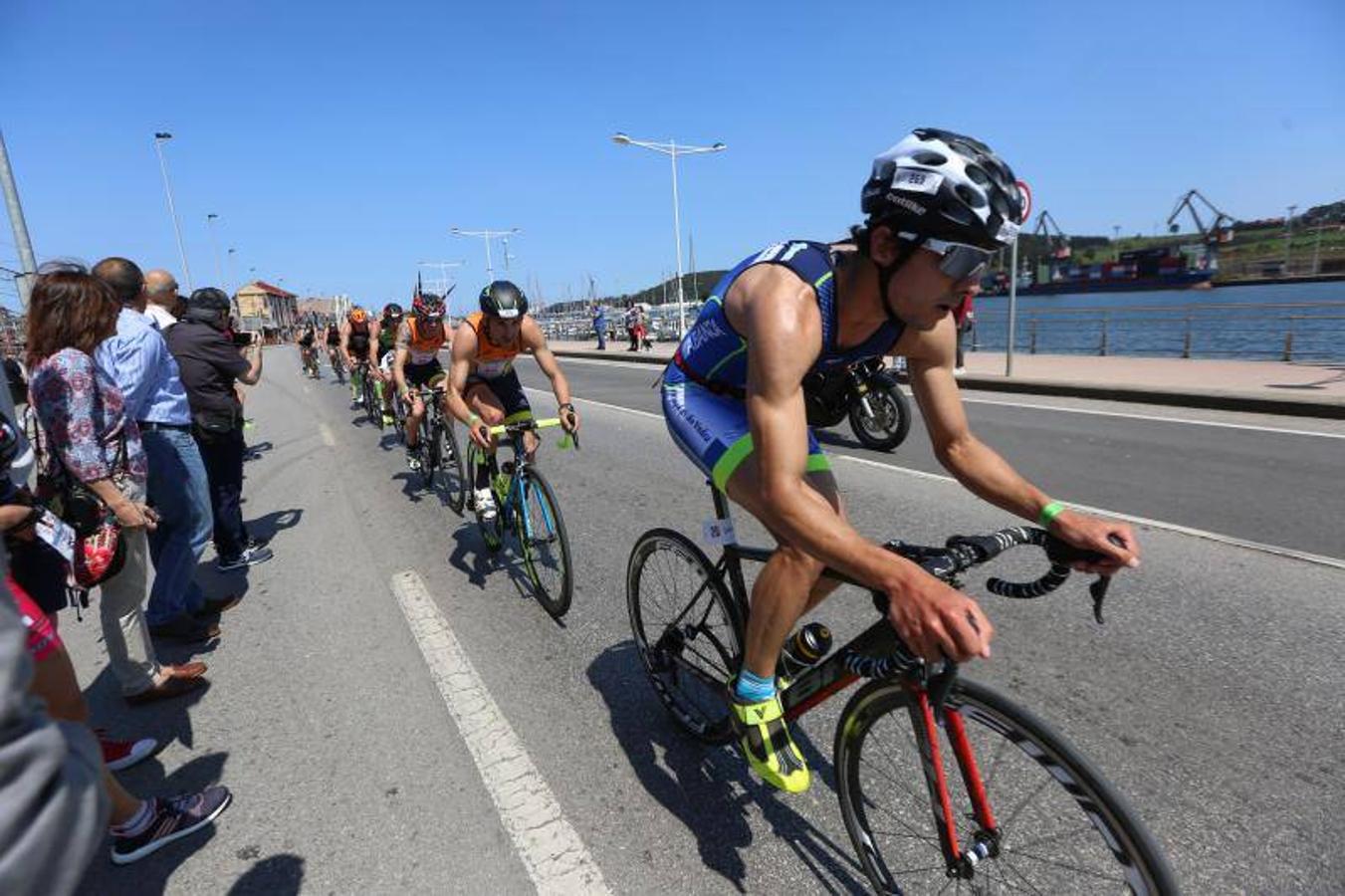 Espectáculo deportivo en el duatlon de Avilés