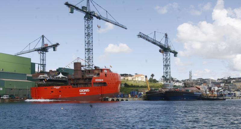 Astilleros Gondán bota en Figueras un buque que reduce las emisiones y ahorra combustible