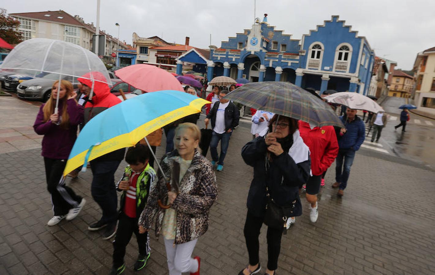 San Juan de la Arena y San Esteban salen a la calle por una pasarela