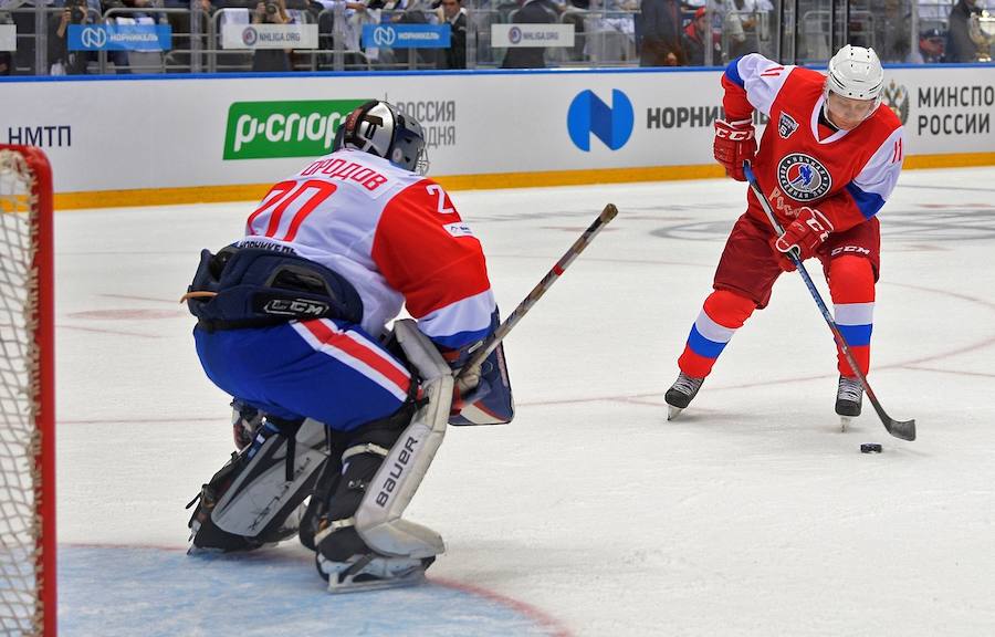 Putin vuelve a asombrar en hockey sobre hielo