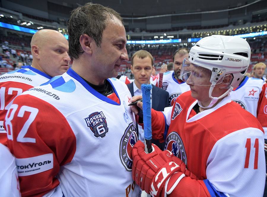 Putin vuelve a asombrar en hockey sobre hielo