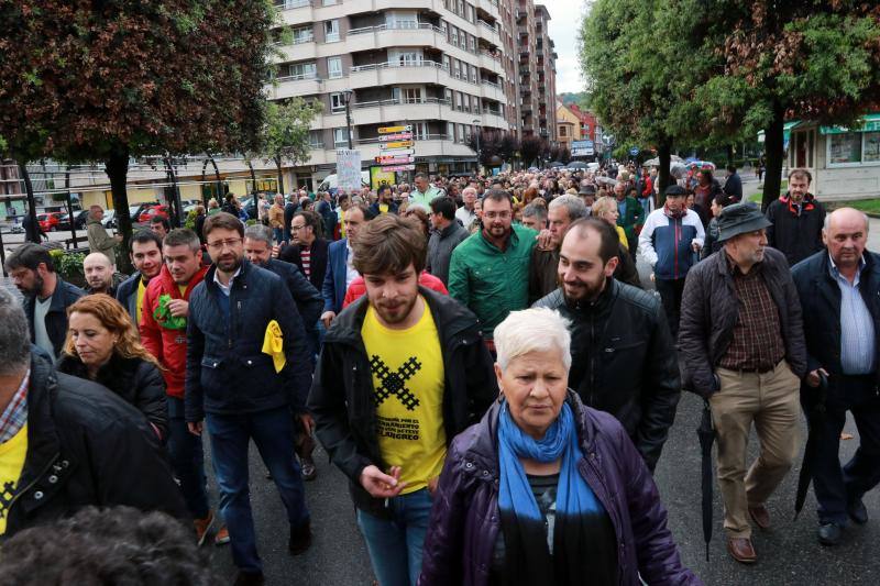Cientos de personas reclaman en Langreo la culminación del soterramiento ferroviario