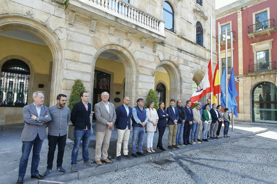 Miembros de la Corporación municipal de Gijón se han concentrado ante el Ayuntamiento.