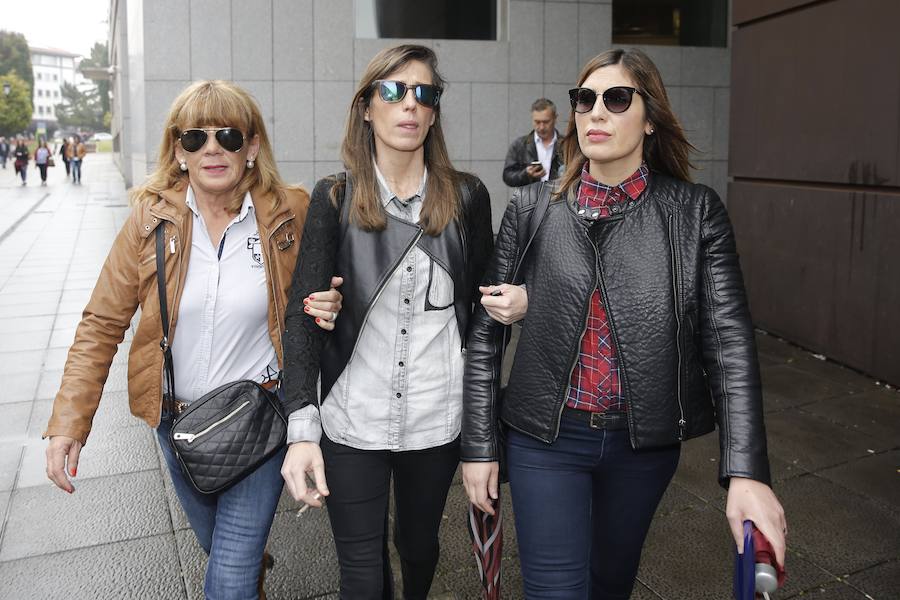 Las hijas, la exmujer y la actual pareja de Postigo, en el juzgado