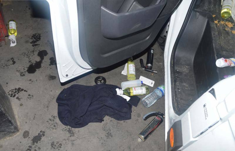 Fotos de las armas que utilizaron los terroristas de Londres. La Policía británica difunde imágenes de los cuchillos y la furgoneta usadas por los yihadistas para perpetrar el atentado