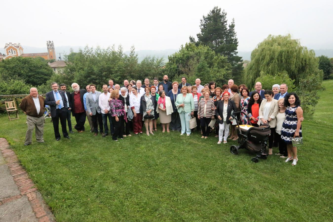 Yantar recibe la Guisandera de Oro. Foto de familia de los asistentes a la gala del Club de las Guisanderas