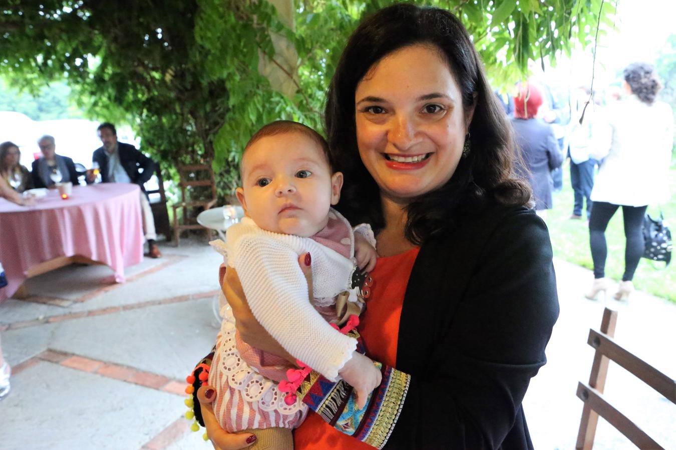 Yantar recibe la Guisandera de Oro. Annalisa Lusso, de la Taberna Salcedo, sostiene en brazos a Laura Fernández Lusso, la guisandera más joven