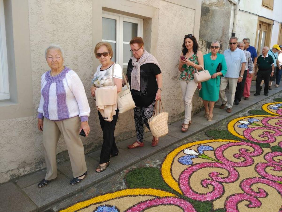 Castropol se cubre de alfombras florales por el Corpus