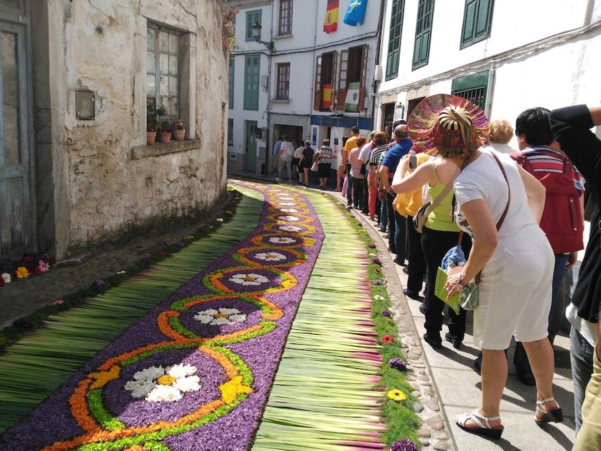 Castropol se cubre de alfombras florales por el Corpus