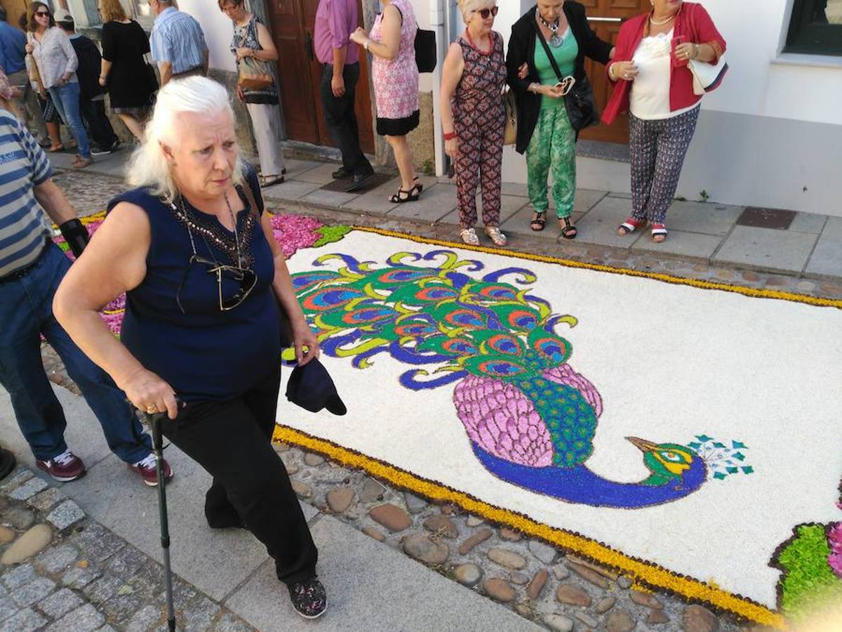 Castropol se cubre de alfombras florales por el Corpus