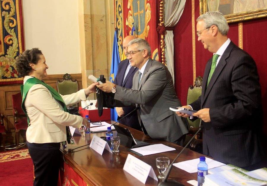 Los mayores de la Universidad de Oviedo reciben su diploma