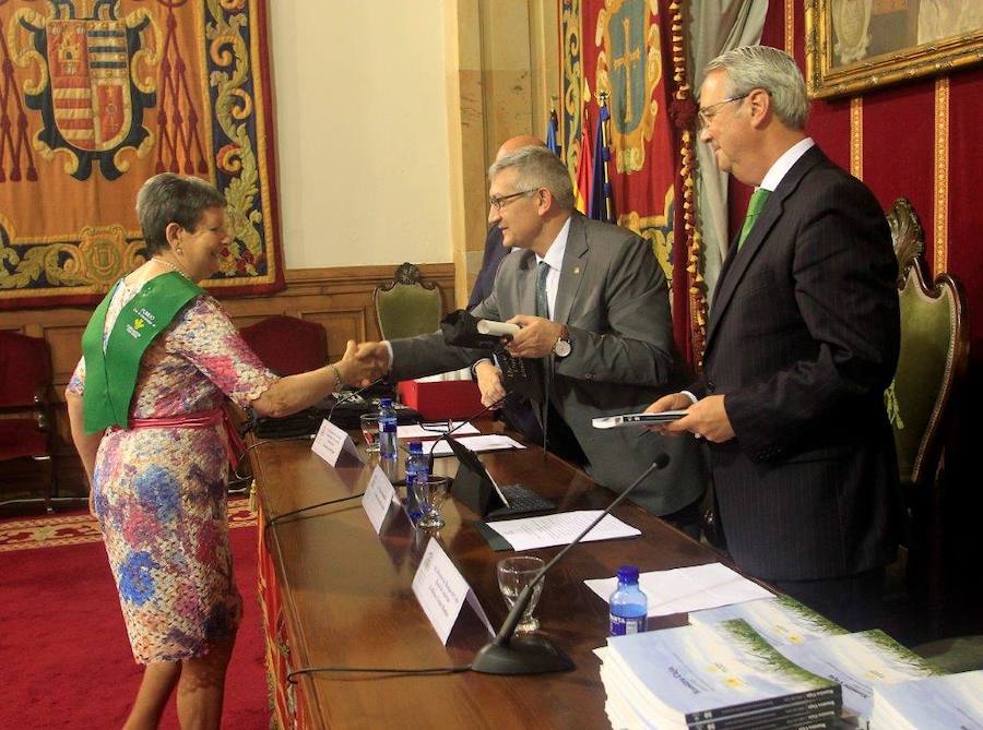 Los mayores de la Universidad de Oviedo reciben su diploma