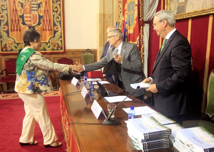 Los mayores de la Universidad de Oviedo reciben su diploma