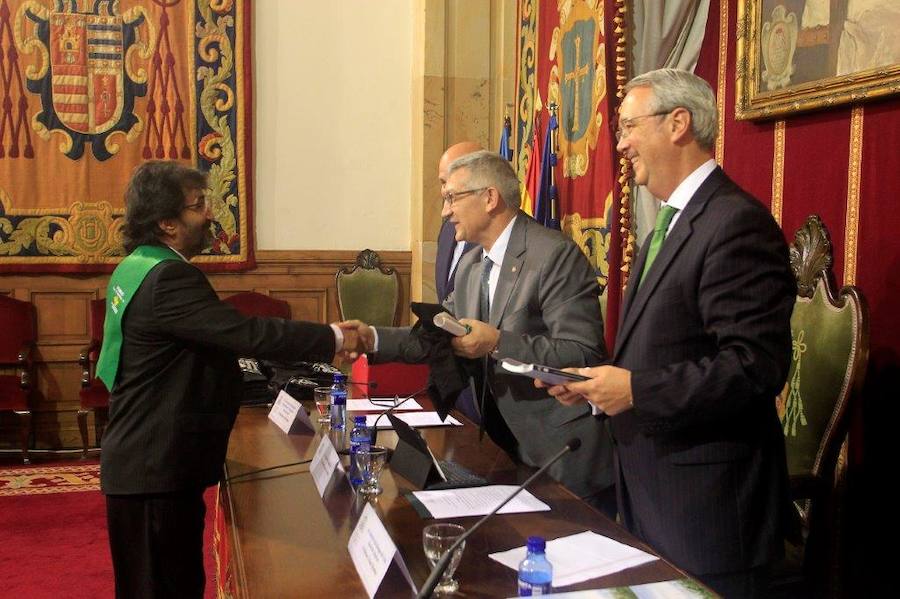 Los mayores de la Universidad de Oviedo reciben su diploma