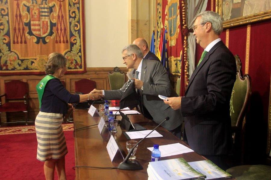 Los mayores de la Universidad de Oviedo reciben su diploma