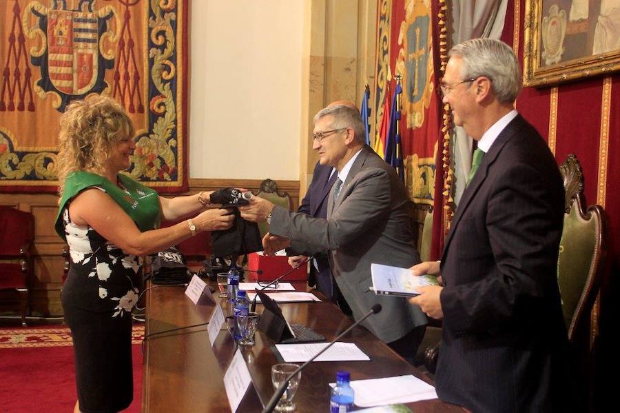 Los mayores de la Universidad de Oviedo reciben su diploma