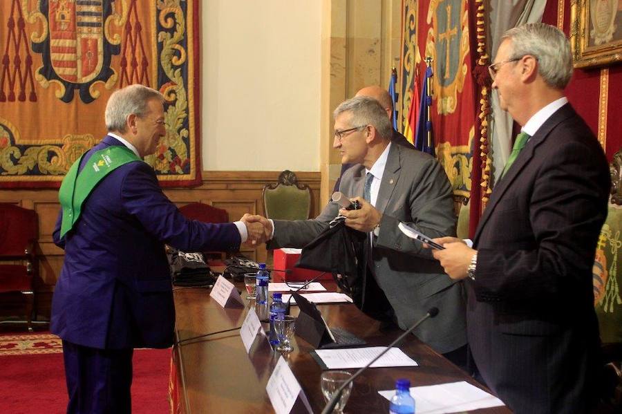 Los mayores de la Universidad de Oviedo reciben su diploma