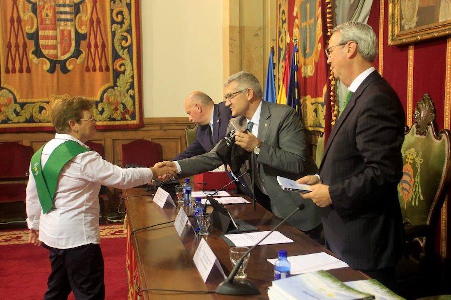 Los mayores de la Universidad de Oviedo reciben su diploma