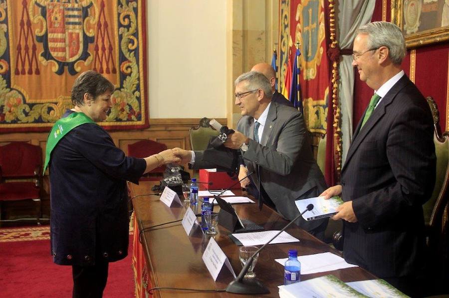 Los mayores de la Universidad de Oviedo reciben su diploma