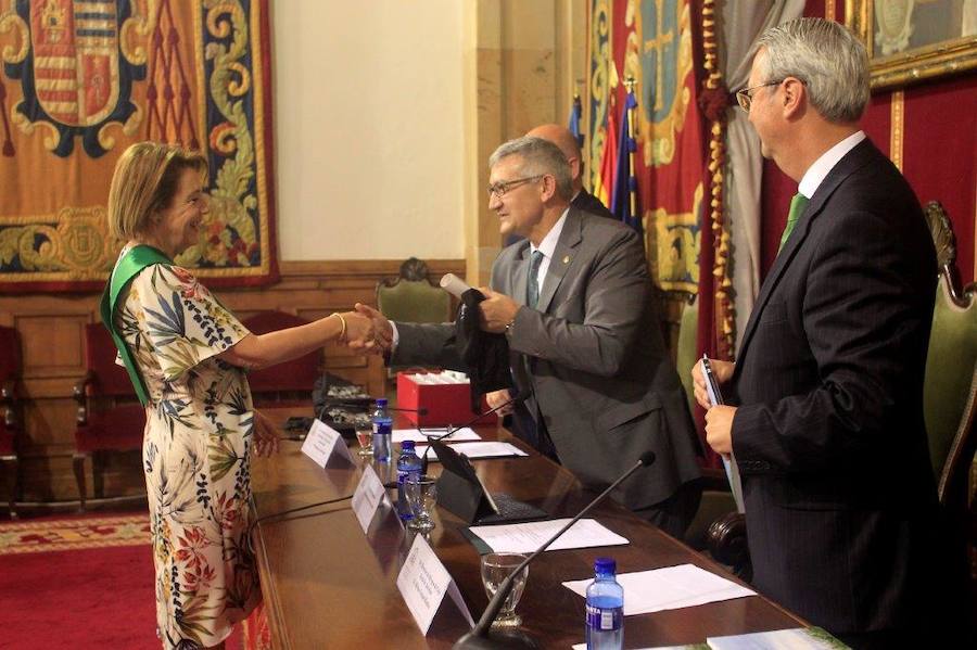 Los mayores de la Universidad de Oviedo reciben su diploma