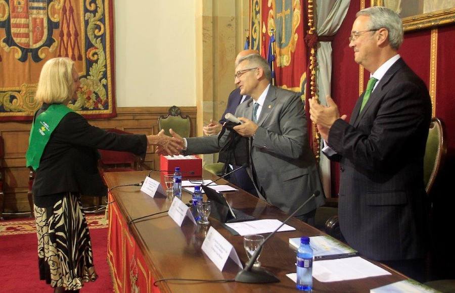 Los mayores de la Universidad de Oviedo reciben su diploma