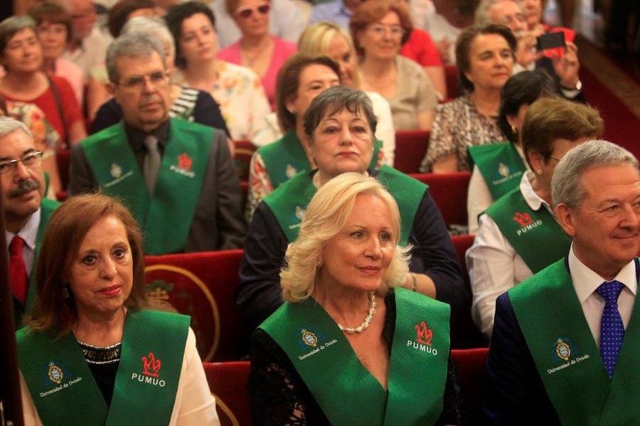 Los mayores de la Universidad de Oviedo reciben su diploma