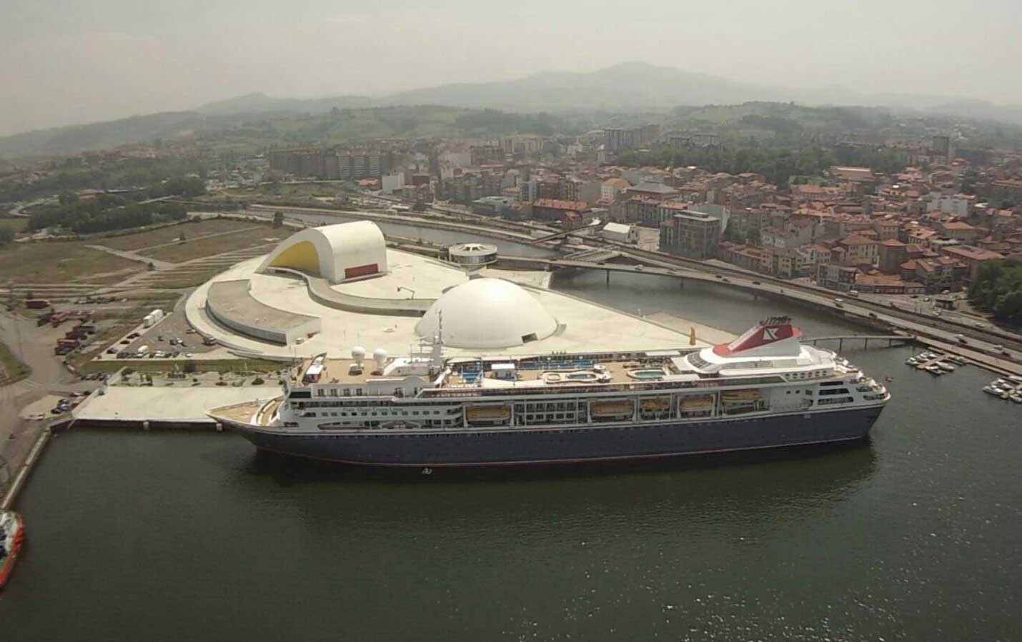 El Braemar atraca en Avilés con 700 cruceristas a bordo