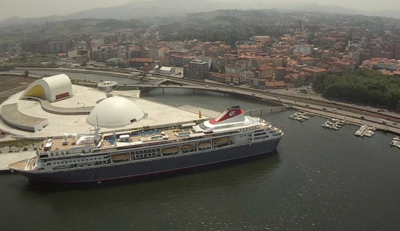 El Braemar atraca en Avilés con 700 cruceristas a bordo