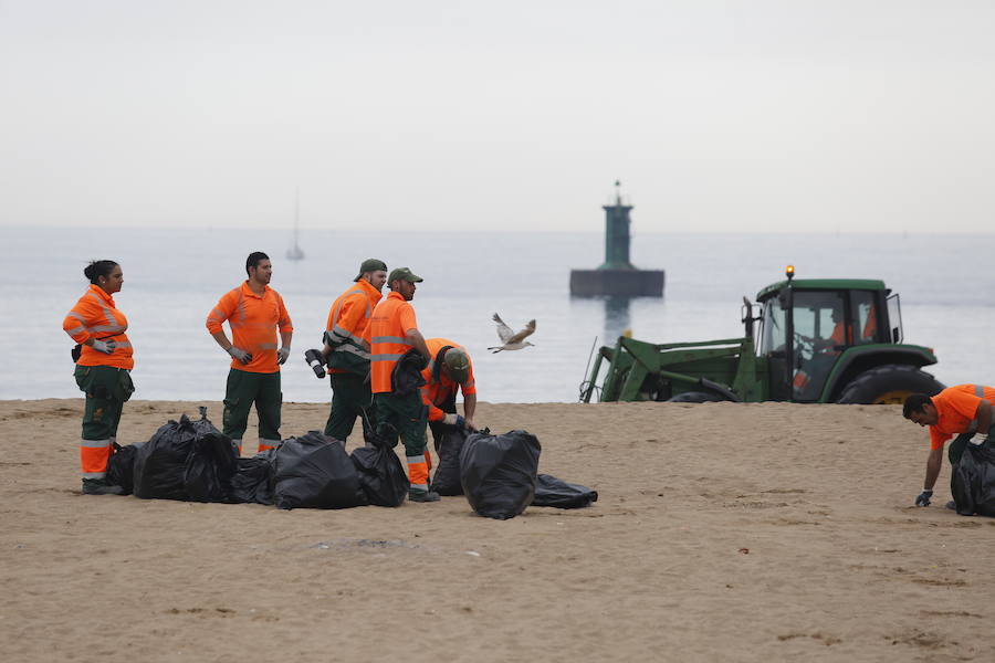 Limpieza en Poniente tras la fiesta de San Xuan