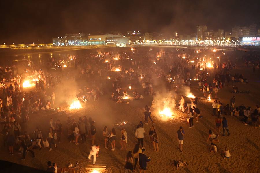 Hoguera de San Juan en Gijón