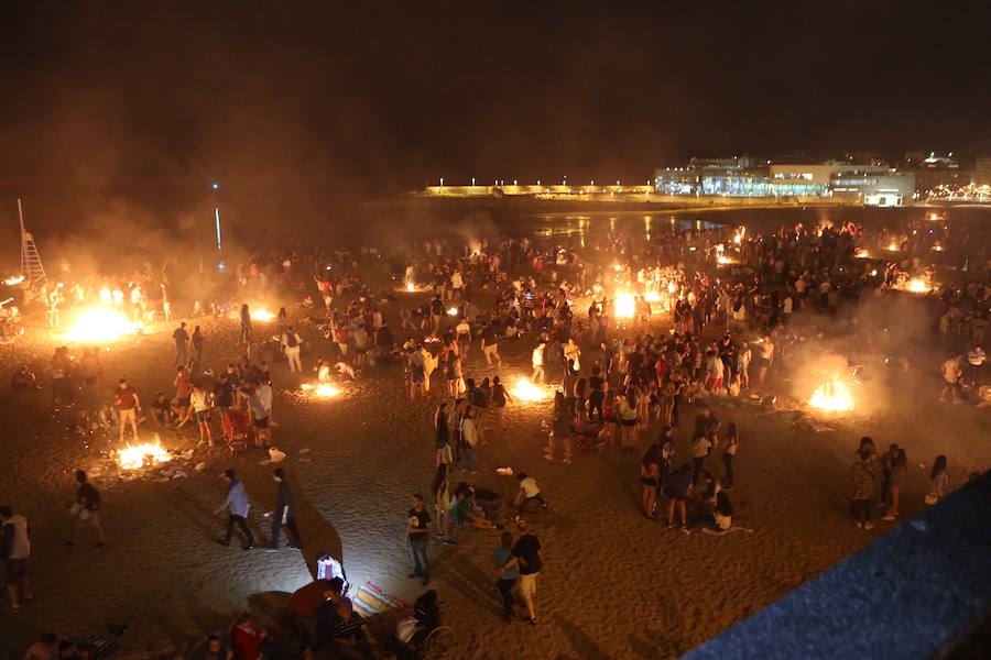 Hoguera de San Juan en Gijón