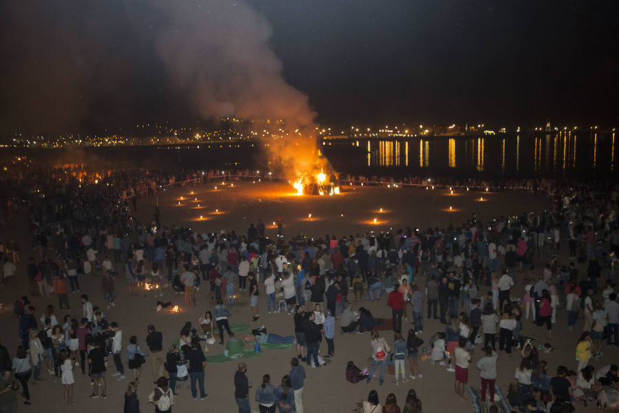 Hoguera de San Juan en Gijón