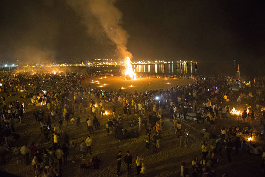 Hoguera de San Juan en Gijón