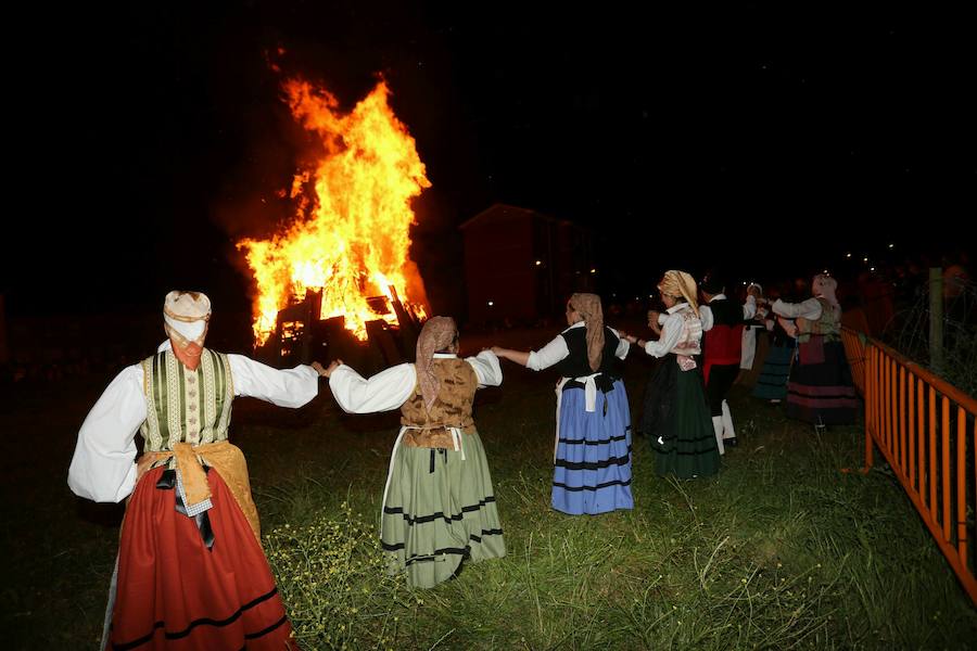 Hoguera de San Juan en Gijón