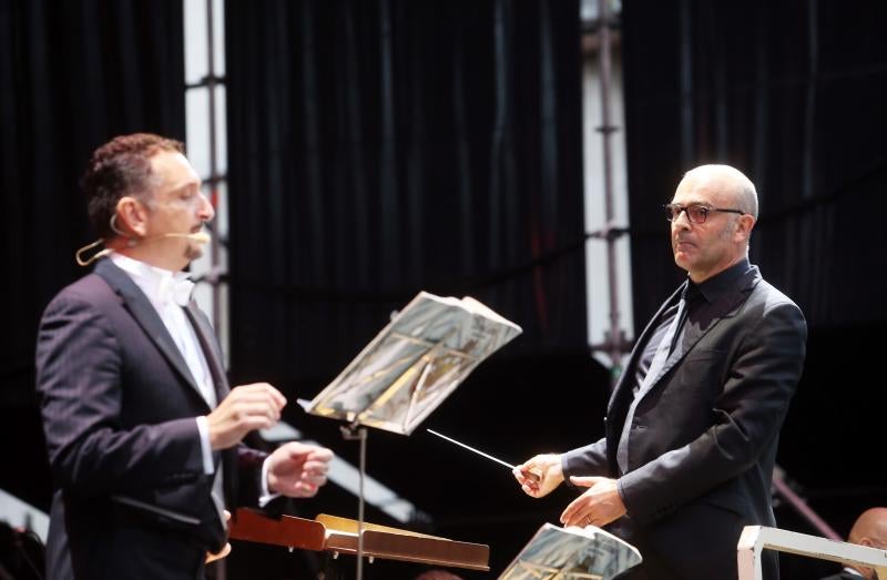 Monumental Carmina Burana ante la Catedral de Oviedo
