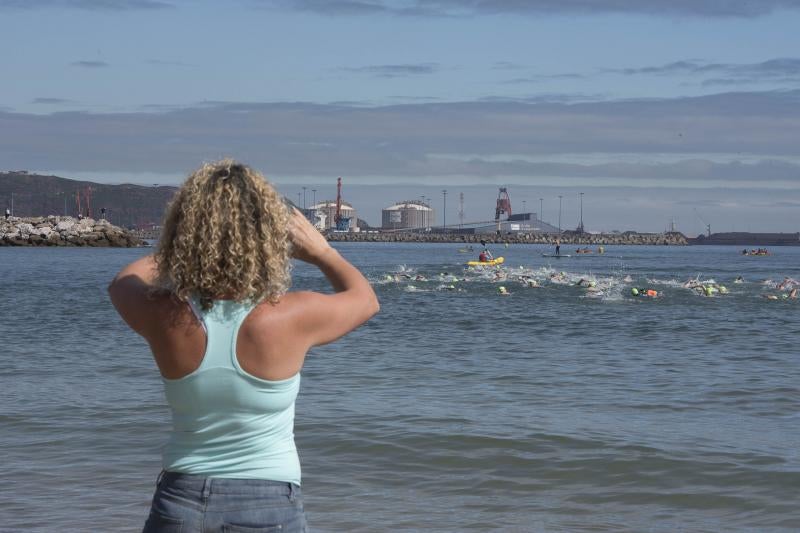 Más de cien nadadores en la Travesía de San Pedro de Gijón