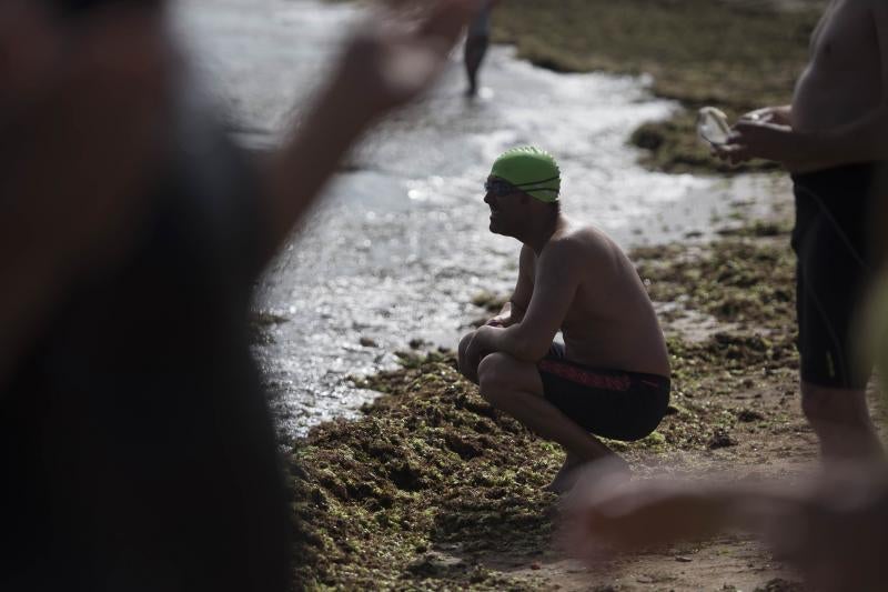 Más de cien nadadores en la Travesía de San Pedro de Gijón