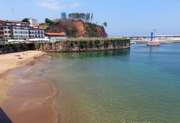 Vista de la playa urbana de La Pregona, prohibida al baño. 