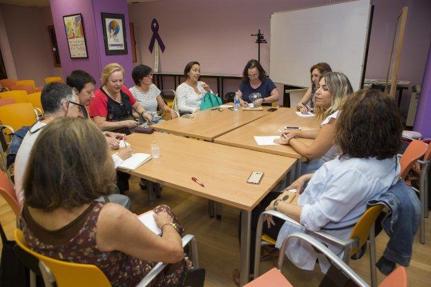 Representantes de las asociaciones durante la reunión que tuvo lugar en la Casa de Encuentros de Gijón. 