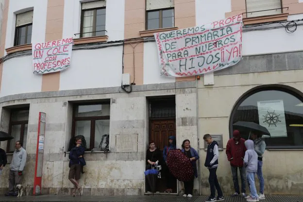 La AMPA del colegio Matemático Pedrayes colgó varias pancartas en el edificio de una de las calles principales de Lastres. 