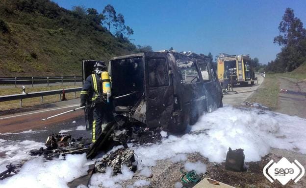 Imagen principal - Espectacular incendio de una autocaravana en la A-8 en Ribadesella