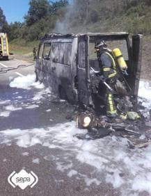 Imagen secundaria 2 - Espectacular incendio de una autocaravana en la A-8 en Ribadesella