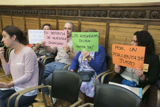 La asociación de quiosqueros protestó por el bajo margen que reciben por las recargas de EMTUSA. 