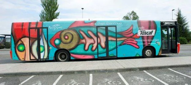Autobús con uno de los dibujos de Aurelio Suárez. :: E. C.