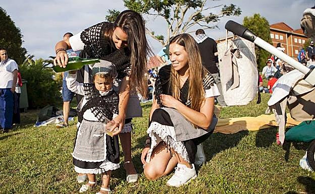 Imagen. Aprendiendo las tradiciones desde bien pequeña.