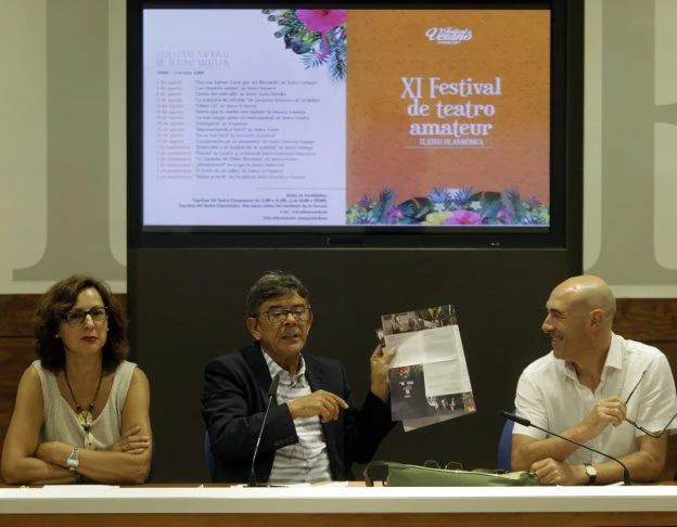 Carmen Suárez, Roberto Sánchez Ramos y Miguel Ángel Peinado, ayer en la presentación del festival en el Ayuntamiento. 