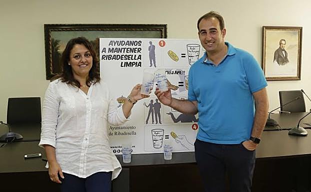 Charo Fernández y Pablo García, con los vasos reutilizables. 