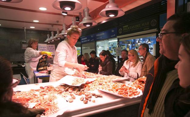 La gente comopra en un mercado.